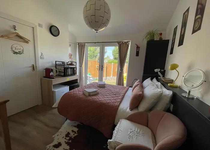 Brand New En-Suite Double Room Private Entry Self-Check