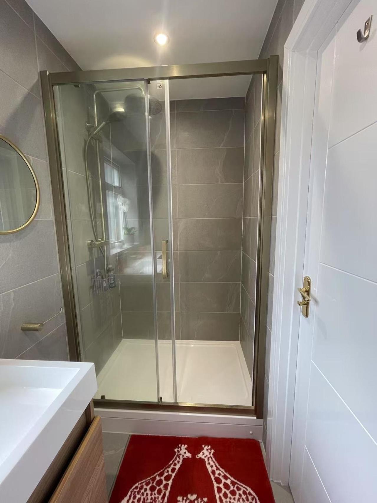 Brand New En-suite Double Private Entry Self-check Accommodatie bij particulieren *